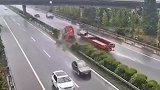 浙江一大货车高速上演“高难度动作” 车头撞上护栏秒成渣