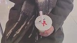 男子和相亲对象出来，在商场喝奶茶不知说啥好