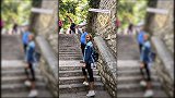 地道“山东人”！瓦尔加返回中国带父母逛庙会看大戏