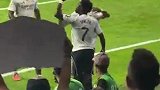球迷实拍：维尼修斯对着裁判喋喋不休，姆巴佩赶紧捂着他的嘴