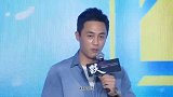 杜淳晒妻女合照官宣得女，王灿亲吻女儿小脚丫，产后状态超好