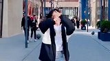 姑娘大街上实力演绎《你的甜蜜》，跳的实在太好了