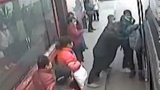 小偷半身逃出公交车门被司乘活捉 上演抓贼名场面
