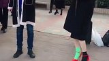 街头演唱我们手牵手，一直在看美女的鞋子，真的为她的脚担心啊