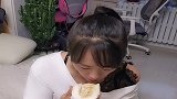 美女在家吃水果，结果却被奇葩老公打，真是太惨了！
