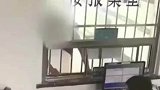 小偷入室行窃竟意外发现毒品，最终选择报警戴罪立功