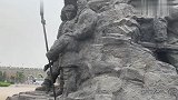 秦皇岛山海关旁的莲花湖公园,有一座真人比例大小的解放军雕塑