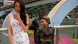 铜人小哥太皮了，趁妹子看手机入迷时，把她的包给藏起来了