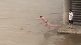 拉都拉不住！重庆一男子无视洪峰 众人围观下跳入洪水游泳被冲走