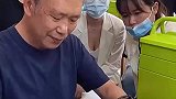 大爷宝刀未老,看的目不转睛!