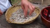 二哥吃“韭菜炒虾”拌着米饭吃，看着都香