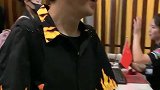 大张伟过安检，他的衣品一直看不懂，是为了突出小短腿吗