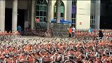 爆新鲜-20170524-实拍广东深圳一废弃大楼广场共享单车扎堆