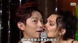 明星被占便宜：何炅被外国美女偷吻，秦霄贤被观众摸腚