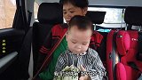 外婆住院打针，小希带着小宝去看望，宝宝围着婆婆喊个不停