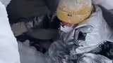 天降大雪，爸爸为孩子挖3米深雪屋玩耍，钻进洞里吃黄桃罐头