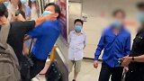 四川地铁内男子猥亵女乘客遭围殴 被抓拒不承认还骂人