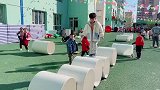 幼儿园的小可爱，在走滚筒的时候摔倒在地，老师的表现十分淡定！