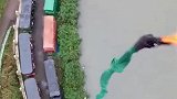 蹦极的姑娘，眼睛一闭就下去了，真勇敢