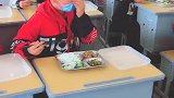难为这些熊孩子了，戴着口罩吃饭！