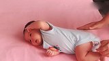 专业育婴师示范如何训练宝宝翻身，新手妈妈们赶快学起来