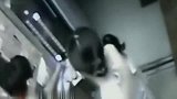 年轻女子刚要走出电梯，身后男子突然动手，监控拍下无语画面！