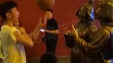小伙指尖转球交给铜像，网友：像两个时空的人在一起玩耍