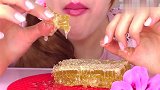 超黏腻的拉丝蜂巢蜜,看着就觉得能甜掉牙,小姐姐是如何下咽的