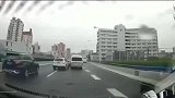 男子作死超车, 还比着中指, 下一秒报应来了