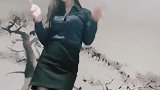 美女最近喜欢上了跳舞，没人的时候喜欢把茶几当舞台