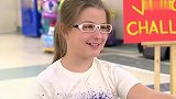 熊孩子整蛊恶作剧，按下印泥墨水喷了小女孩一身，路人满怀歉意