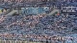 实拍大连球迷用围巾和闪关灯在客场打出tifo