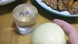 男子展示老婆蒸的馒头，一个馒头吃一下午