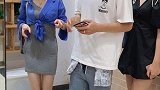 小哥哥从洗手间出来怎么裤子穿反了呀，要不要告诉他？