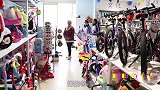 田田和大鱼逛童车玩具店，田田喜欢山地车，没想大鱼看上了摇摇马