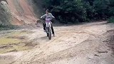 美女骑摩托冲坡，以为是高手没想到是菜鸟