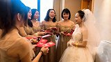 好友结婚闺蜜来送祝福，新娘子人美婚纱更美，脸上幸福都掩饰不住