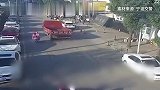 货车车厢门未关紧，“扇倒”过路电动车
