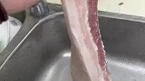 女子自制红烧肉，最后却成“烧炭红烧肉”