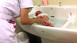 快来看看日本医院怎么给新生儿洗澡，感觉每一个细节都很讲究