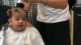 宝宝第一次剃胎发全程眉头紧锁