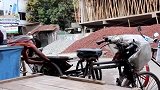 气球恶作剧，故意扎气球恶搞路人，路人以为车胎爆了