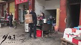 四娃赶场买白酒泡三七，给未来老丈人也准备一罐，看来好事将近