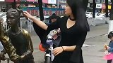 小姐姐在大街上，抢小铜人的扇子，结局太搞笑了！