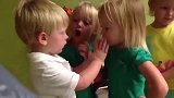 小男孩和双胞胎争论，一对二根本说不过，一脸委屈的说我好伤心啊