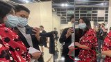 怀四胎了？郭晶晶随霍启刚甜蜜看展，穿长裙肚子隆起孕相足