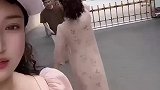 婆婆装年轻接孙子放学，结果被自己的儿媳妇当场识破