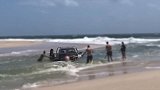 澳大利亚一男子驾车高速冲进海里 险些撞到游泳者