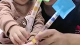 七彩童年：爸爸和宝贝在咬玩具蛇