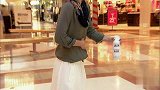 美女邀请路人帮忙，还故意向路人放屁，路人非常尴尬